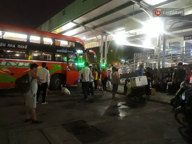 Hơn 4h sáng ngày 1/5, dòng người đã ùn ùn đổ về Hà Nội sau kỳ nghỉ lễ kéo dài